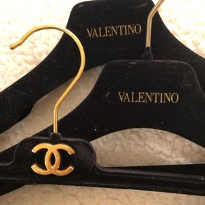 3 hanger, 1 Chanel, 2 Valentino